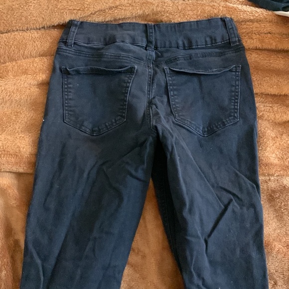 skinny jeans, nice fit but has 4 rips in it - Picture 2 of 4